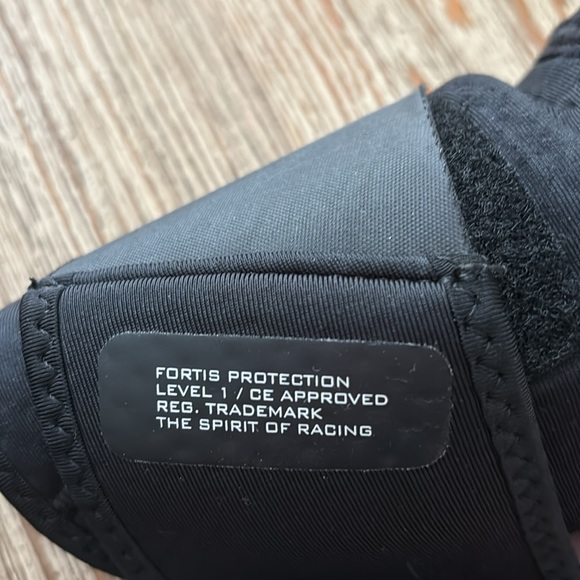 100% Fortis Knee Guard Black S/M - Picture 9 of 9